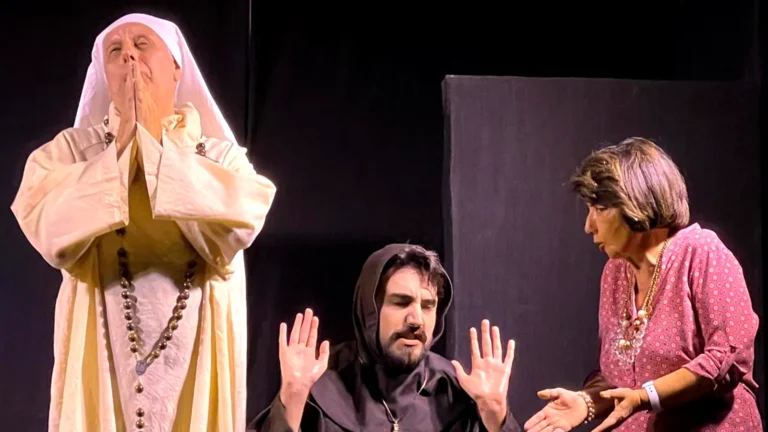Attori di teatro in scena due uomini e una donna un uomo è vestito da suora, un uomo è vestito da monaco. Mentre la donna in abiti civili