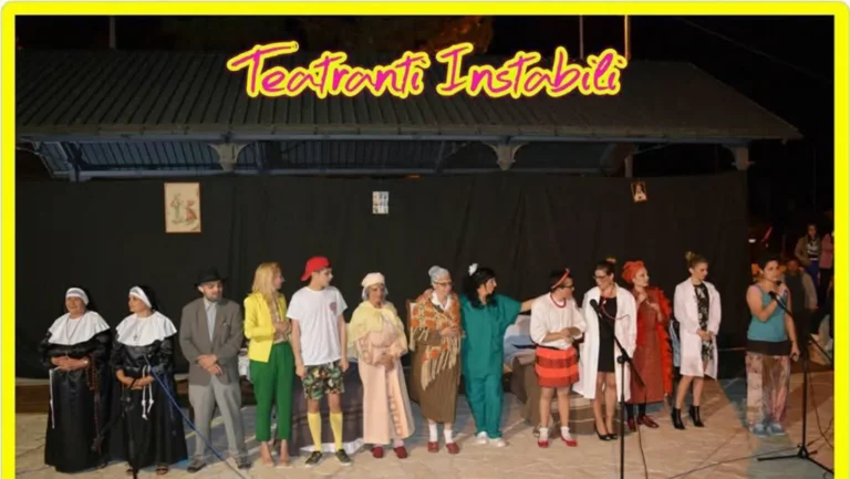 Attori di tatro sul palco fanno il saluto finale
