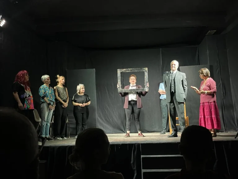 Attori di teatro in scena