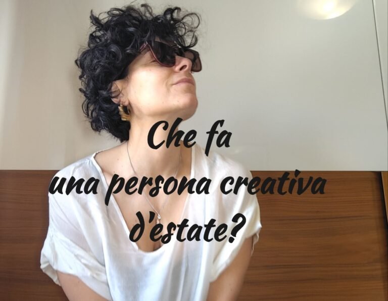 Donna creativa con capelli ricci neri e occhiali da sole, sguardo ispirato verso l'alto, testo overlay: "Che fa una persona creativa d'estate?" – riflessioni su teatro e scrittura estiva
