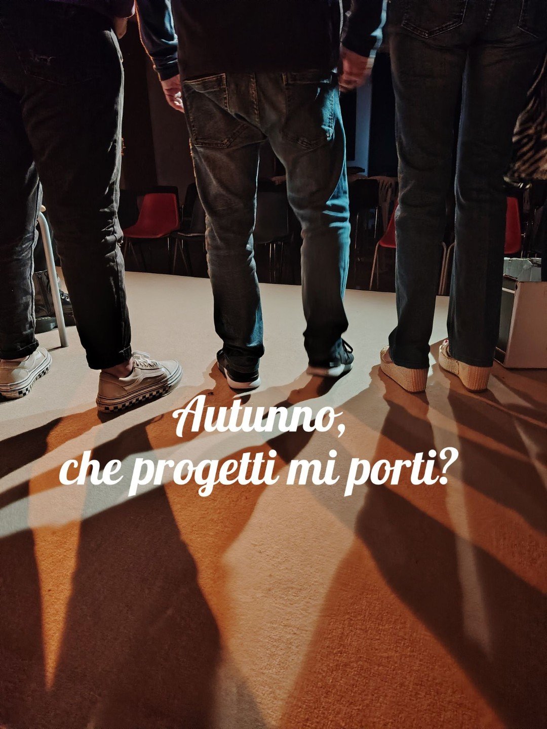 Autunno creativo: foglie autunnali su un palco teatrale con quaderno di progetti e pianificazione per corsi di teatro 2025