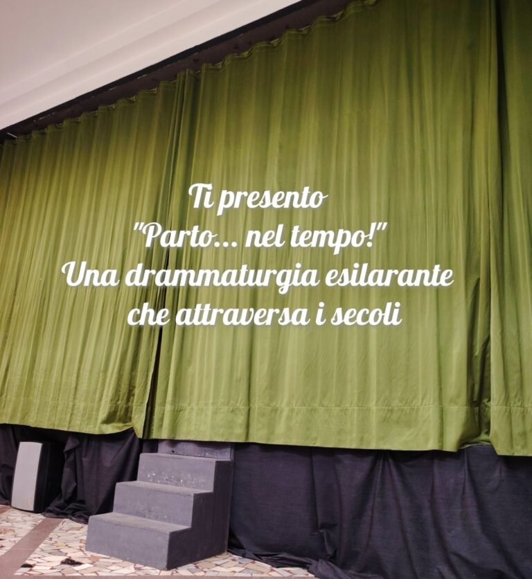Sipario verde teatrale chiuso con scale grigie e testo sovrapposto: Ti presento "Parto... nel tempo!" Una drammaturgia esilarante che attraversa i secoli