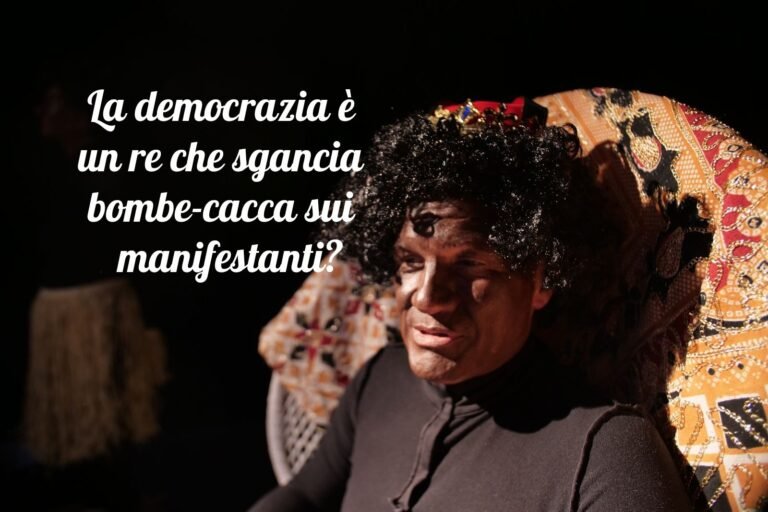 Satira politica: re caricaturale che sgancia bombe-cacca su manifestanti, simbolo di crisi della democrazia e impegno teatrale