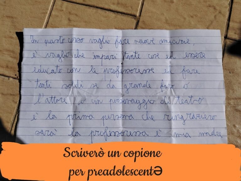 Preadolescenti impegnati nella scrittura creativa di un copione teatrale, laboratorio di drammaturgia per ragazzi 11-12 anni