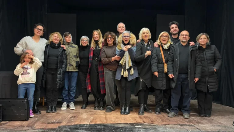 Spettacolo teatrale natalizio sperimentale: allievi attori sul palco aperto con cuore e emozione, tra Shakespeare e poesia