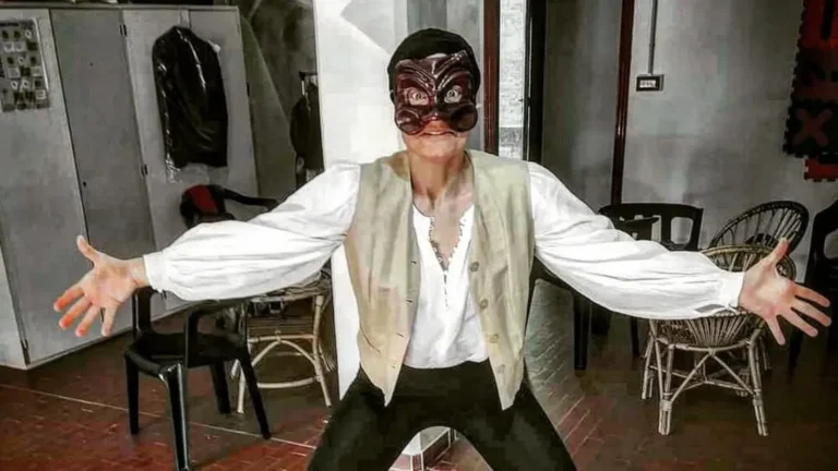Attore teatrale in maschera dietro le quinte