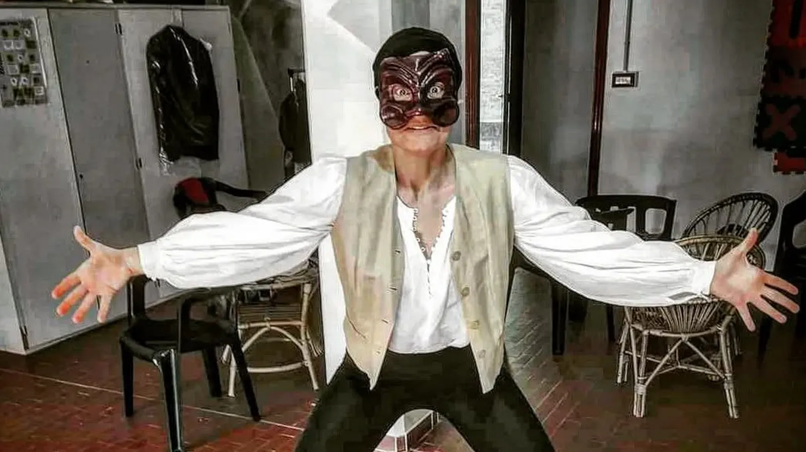 Attore teatrale in maschera dietro le quinte